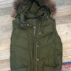 Gap puffer vest with detachable hood-size medium